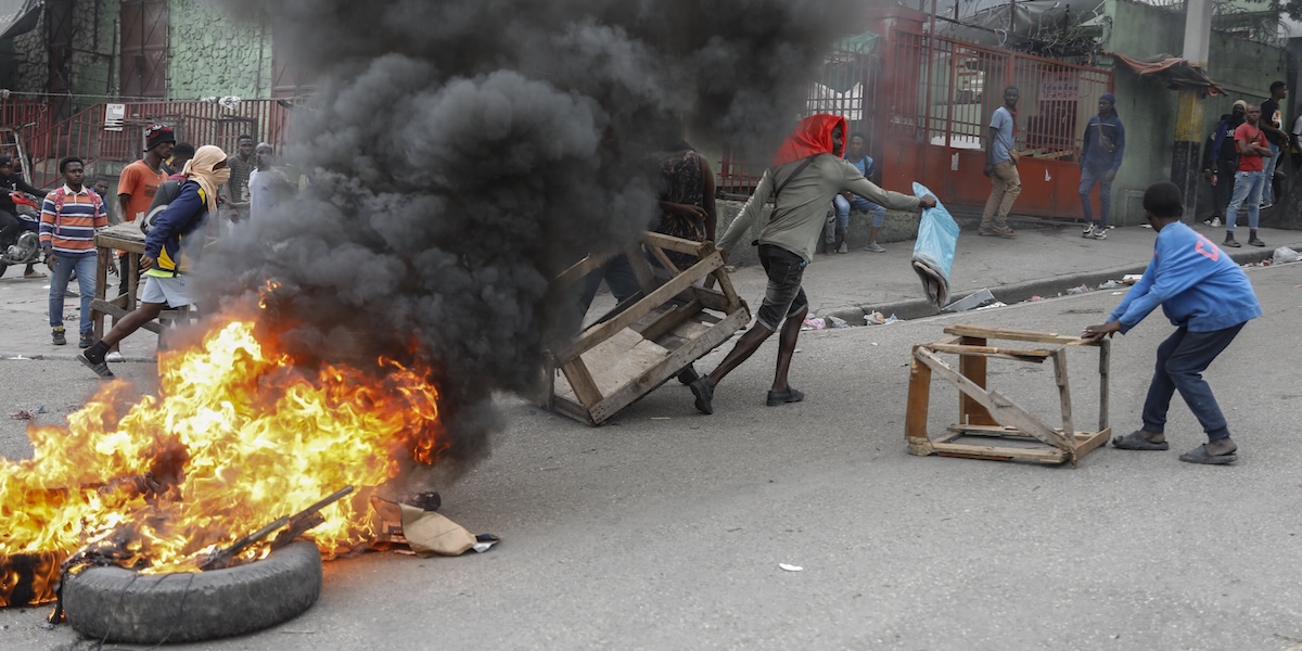Manifestanti allestiscono delle barricate in strada durante una protesta a Port-au-Prince, il 7 febbraio del 2024
