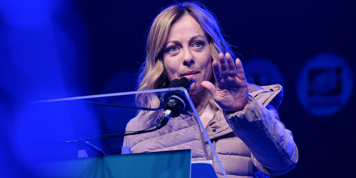 Giorgia Meloni durante il comizio conclusivo della campagna elettorale abruzzese della destra, a Pescara, il 5 marzo 2024 (Elena Vizzoca/Ansa)