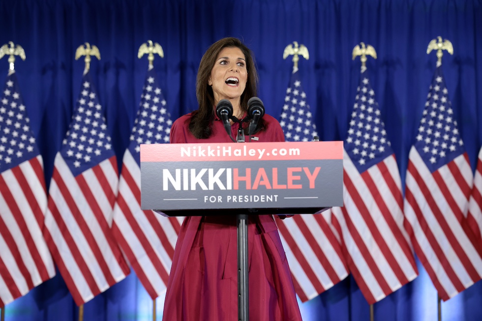 nikki haley parla da un podio davanti a delle bandiere statunitensi