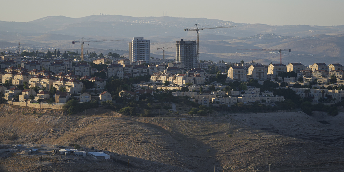 Dei palazzi in costruzione a Ma'ale Adumim, in Cisgiordania, nel giugno del 2023 (AP Photo/Ohad Zwigenberg)