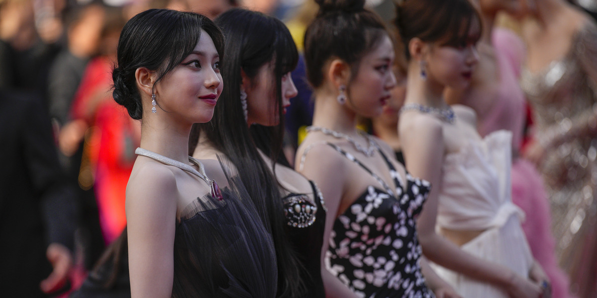 La popstar coreana Karina (in primo piano) insieme al suo gruppo, le Aespa (AP Photo/Daniel Cole)