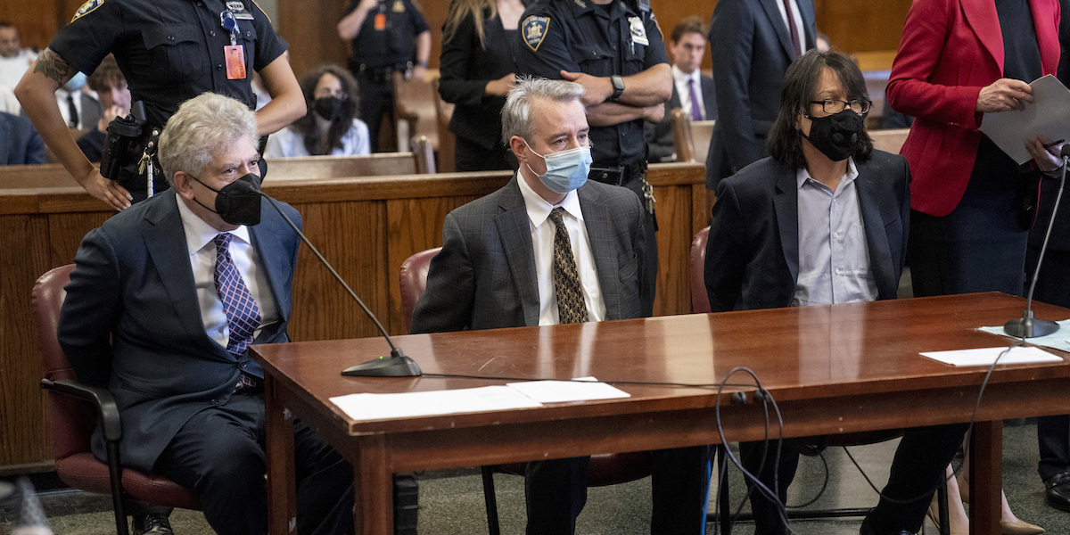 Glenn Horowitz, Craig Inciardi e Edward Kosinski a un'udienza preliminare del processo nel luglio del 2022 (AP Photo/John Minchillo)