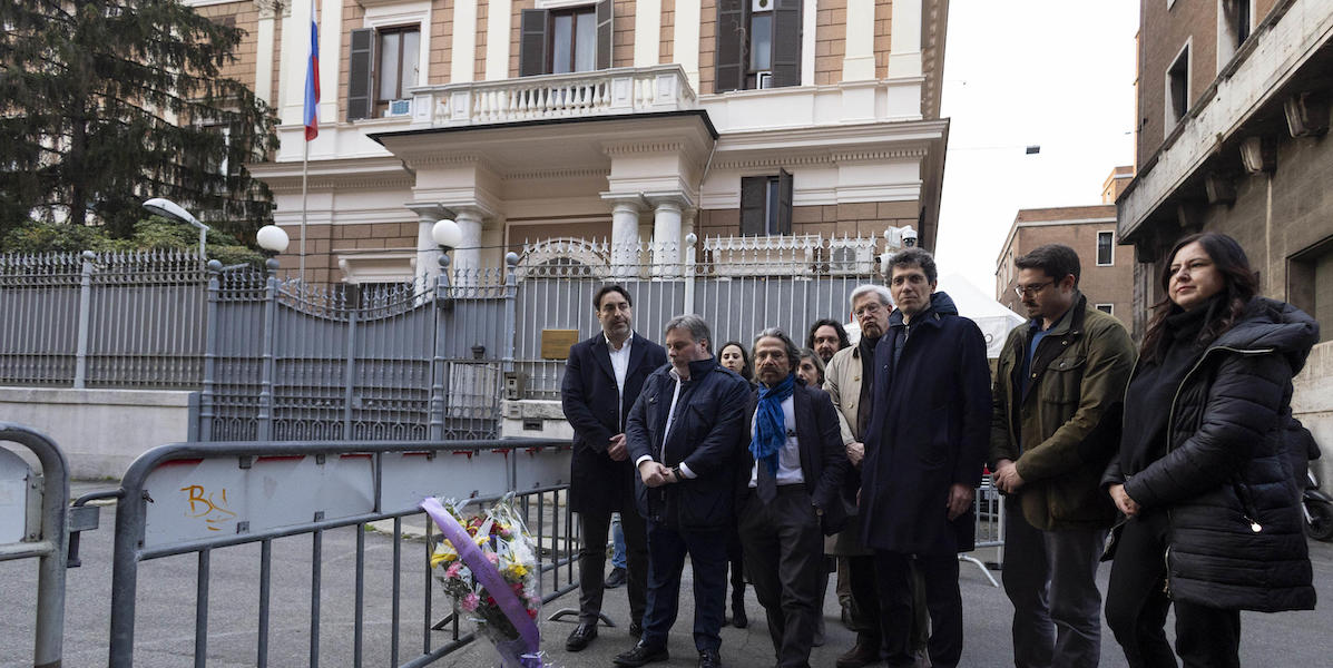 Una delegazione di parlamentari e politici italiani depone un mazzo di fiori davanti all'ambasciata russa a Roma in omaggio a Navalny, 16 febbraio 2024 (MASSIMO PERCOSSI/ANSA)