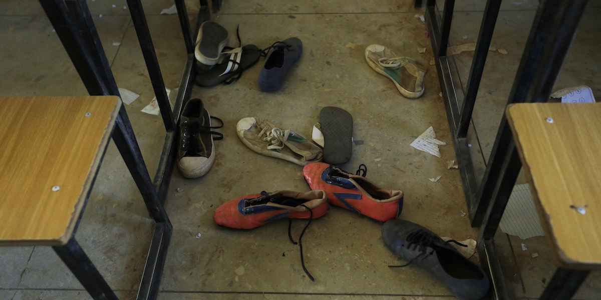 Scarpe di studenti rapiti da una scuola nigeriana nel 2020