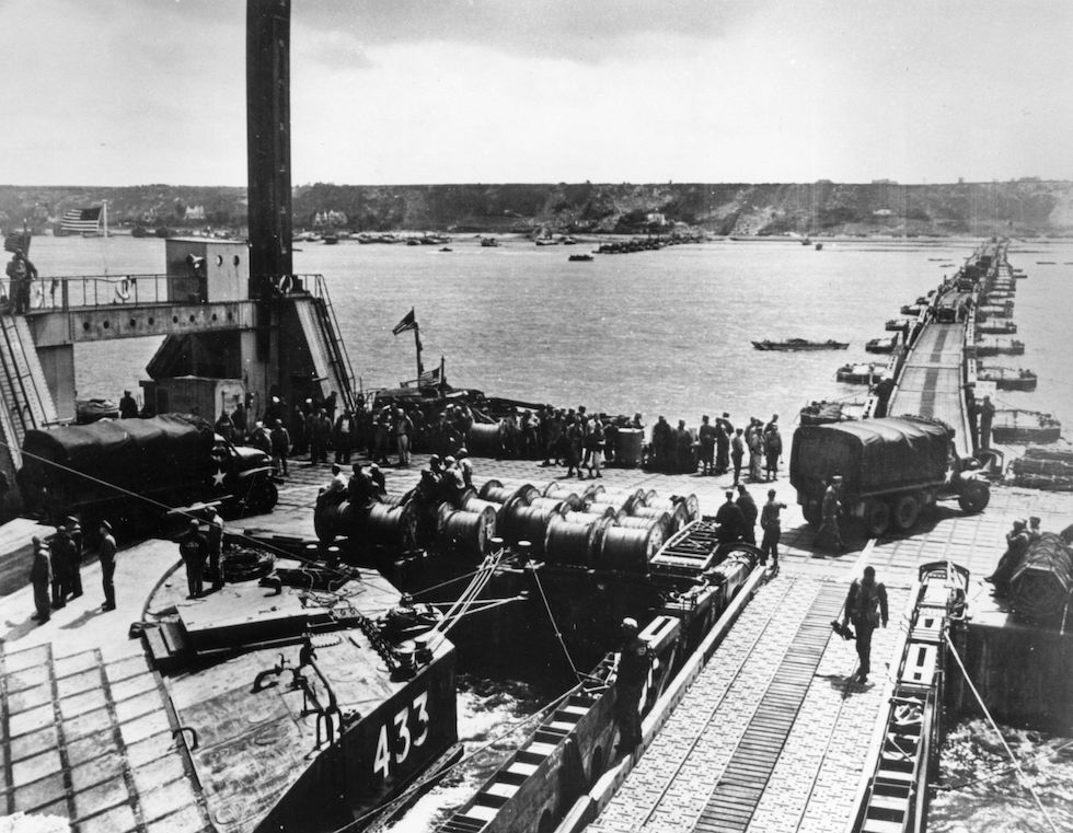 Uno dei Mulberry Harbour nel 1944, con una piattforma galleggiante che lo collega a terra