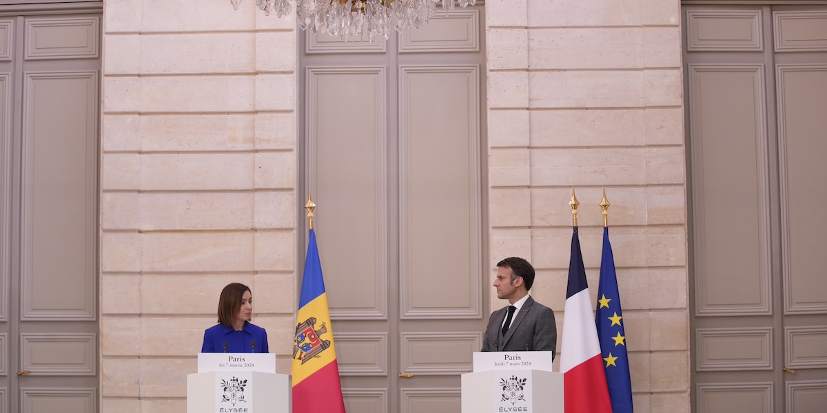 La presidente moldava Maia Sandu e quello francese Emmanuel Macron (AP Photo/Christophe Ena, Pool)