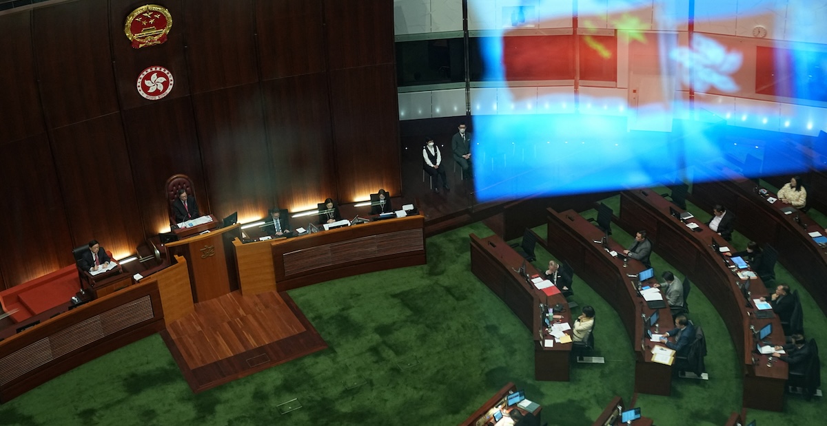 Il governatore di Hong Kong John Lee durante una discussione sulla legge a fine gennaio (REUTERS/Lam Yik)