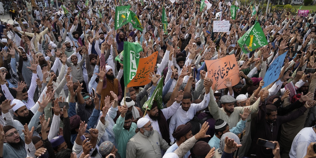 Sostenitori del partito politico estremista islamico Tehreek-e-Labbaik Pakistan manifestano contro una donna condannata per blasfemia, ad aprile del 2023 (AP Photo/K.M. Chaudary)