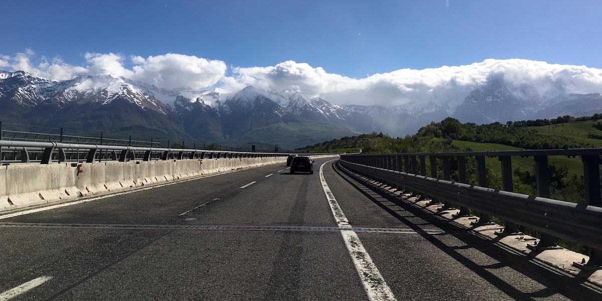 Un tratto dell'autostrada A24 in direzione Roma e sullo sfondo il massiccio del Gran Sasso, in Abruzzo, nel 2019
(ANSA/ALESSANDRO DI MEO)