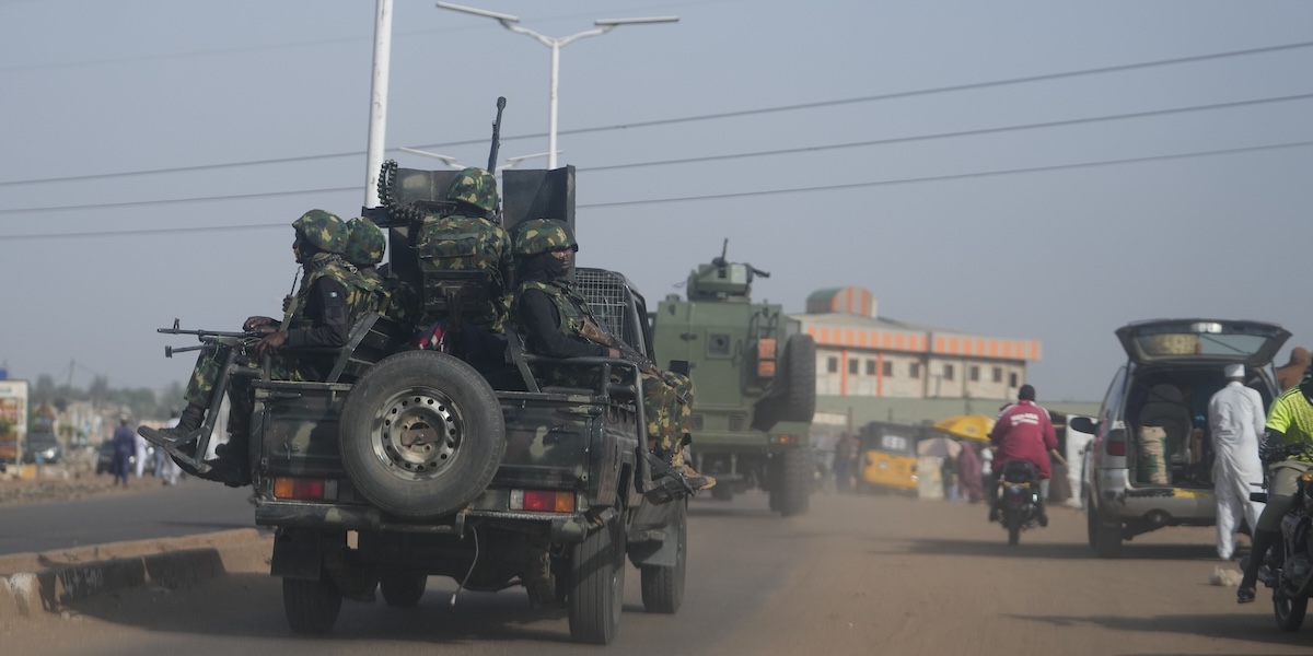 Soldati nigeriani pattugliano la zona di Birnin Gwari, nello stato di Kaduna alla ricerca degli alunni rapiti, venerdì 8 marzo