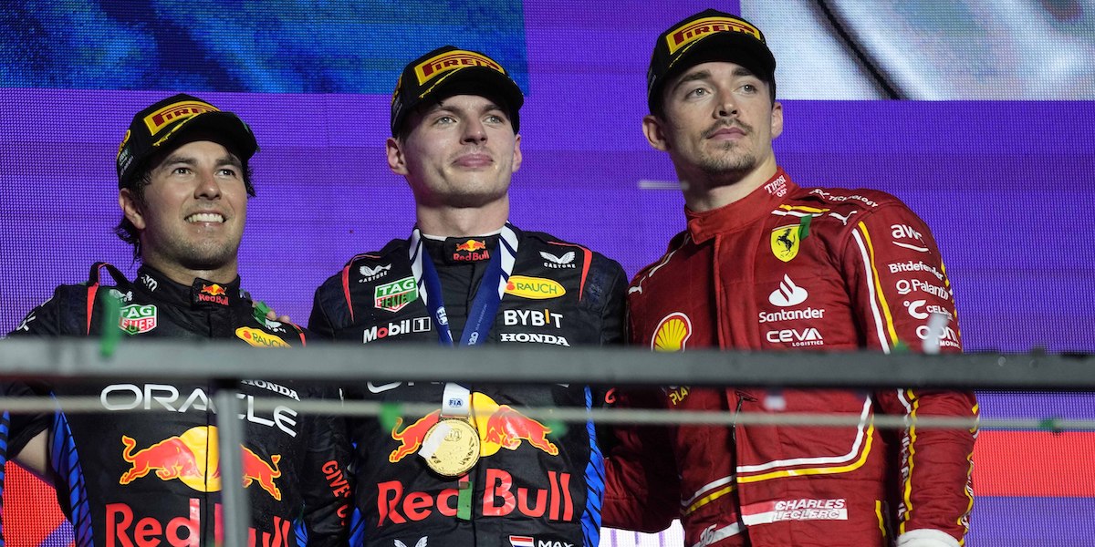 Al centro Max Verstappen, a sinistra Sergio Perez e a destra Charles Leclerc (AP Photo/Darko Bandic)