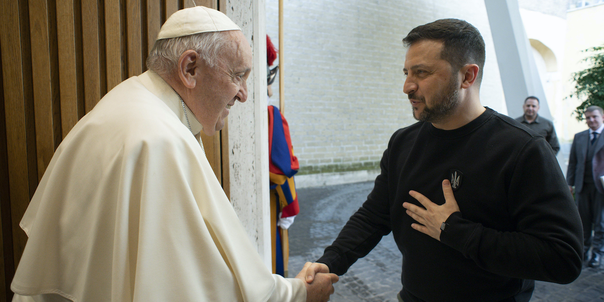 Papa Francesco e il presidente ucraino, Volodymyr Zelensky, in un incontro del maggio 2023 (Vatican News via AP, File)