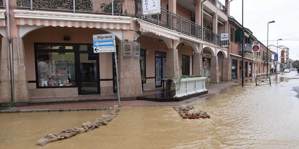 Una strada allagata a Spinetta Marengo, frazione del comune di Alessandria