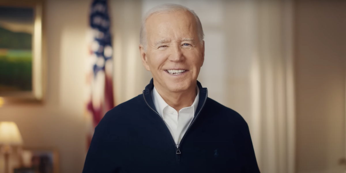 Un fermoimmagine dello spot "For You" di Joe Biden in cui Biden sorride al centro con una bandiera americana sullo sfondo (YouTube / @JoeBiden)