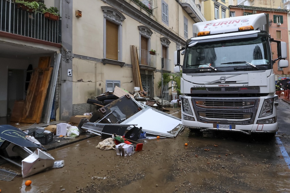 Danni provocati dalla pioggia in una strada del Vomero, a Napoli