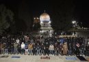 Persone pregano davanti alla Moschea di al Aqsa, uno dei più importanti luoghi di culto per l’Islam, frequentato dai palestinesi soprattutto durante il Ramadan