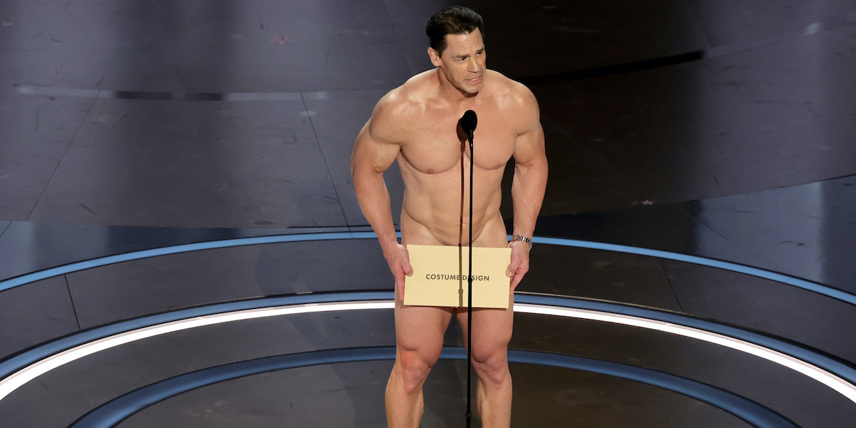 John Cena nudo prima di annunciare il premio per i migliori costumi agli Oscar 2024 (Kevin Winter/Getty Images)