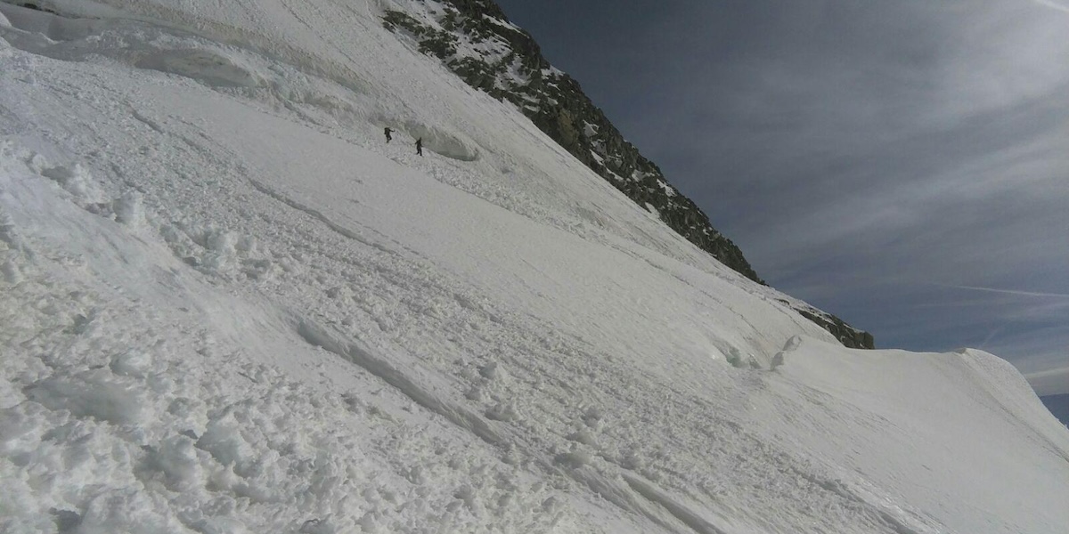 Soccorritori impegnati nelle ricerche di alpinisti dispersi sul fianco di una montagna innevata sulle Alpi, nel 2016