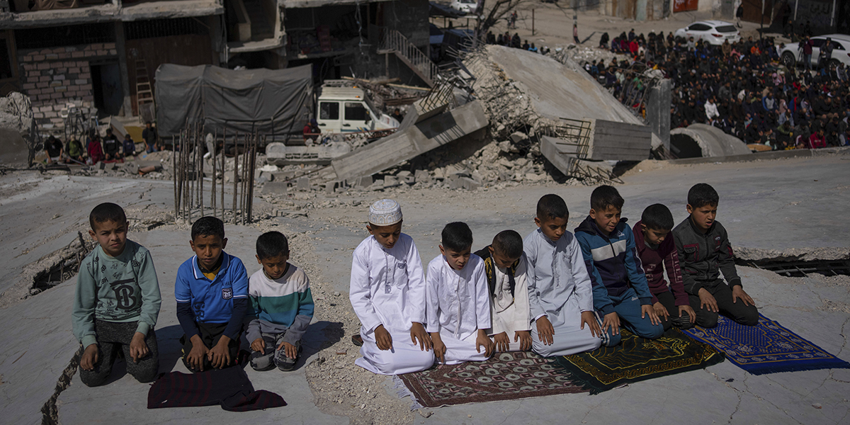 Preghiera davanti a una moschea distrutta dai bombardamenti israeliani a Rafah, Striscia di Gaza (AP Photo/Fatima Shbair)