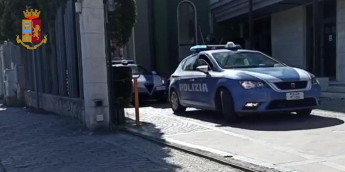 Un'auto della polizia