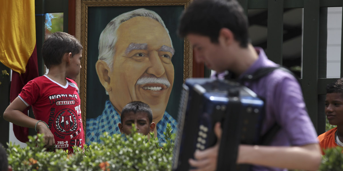 Alcuni bambini davanti all'entrata del museo dedicato a Gabriel García Márquez, Aracataca, Colombia, 21 aprile 2014 (AP Photo/Ricardo Mazalan)