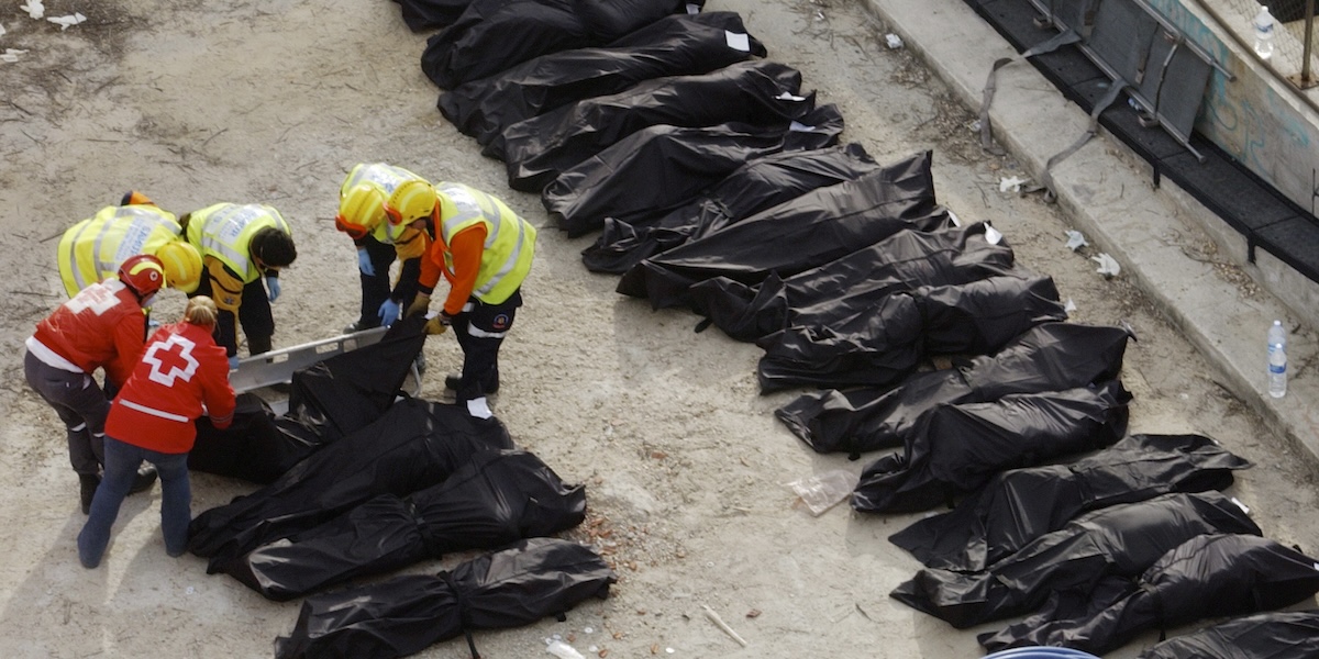 Alcuni dei corpi dei 192 morti negli attentati (AP Photo/Denis Doyle)