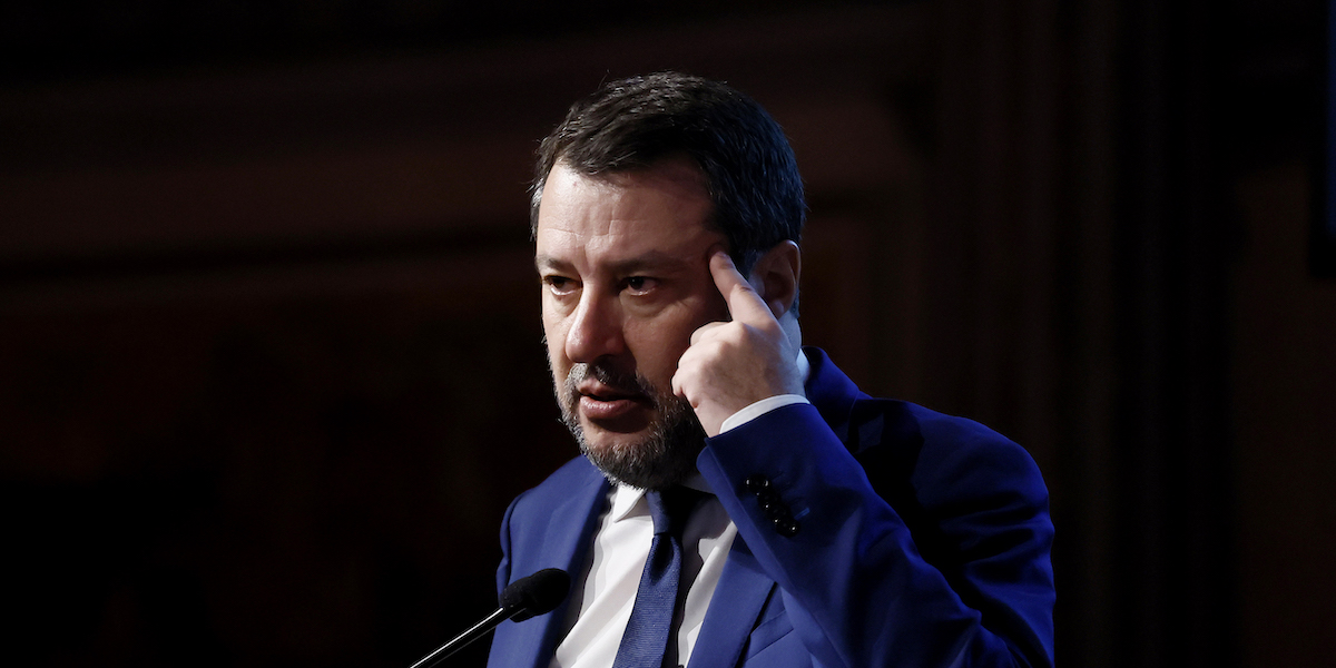 Foto di Salvini in primo piano con l'indice puntato sulla tempia
