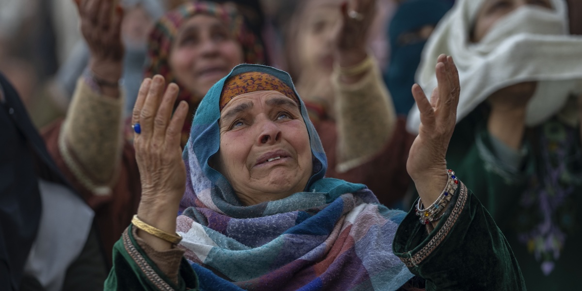 Donne musulmane durante una preghiera a Srinagar, lo scorso 16 febbraio