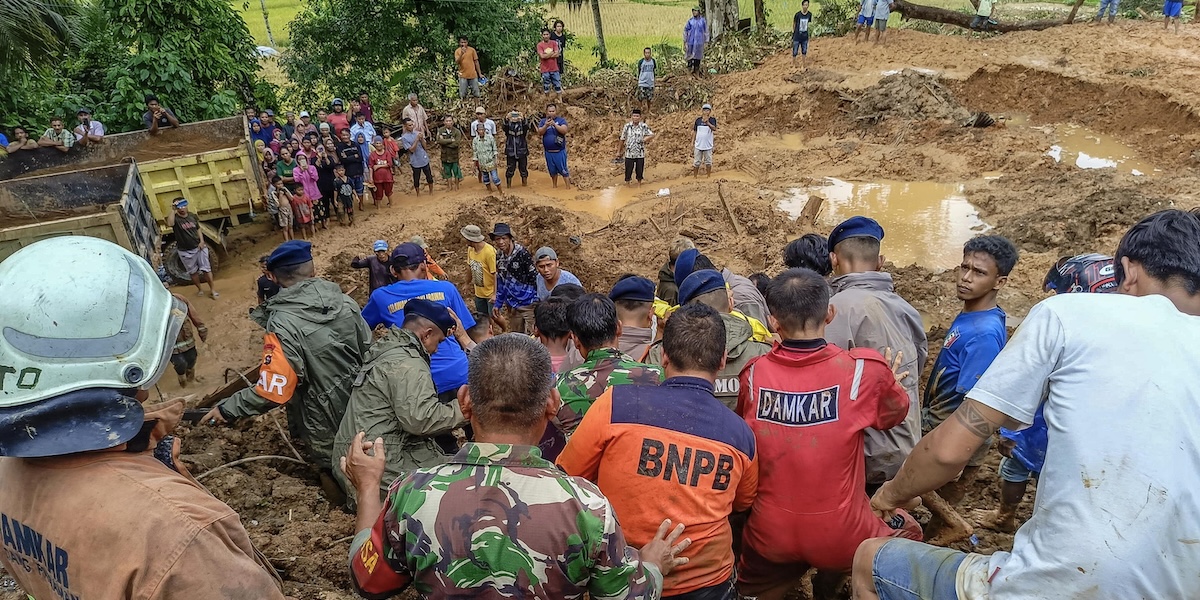 I soccorsi per recuperare una persona nella zona di Padang Pariaman, nella provincia di Sumatra Occidentale, lo scorso 8 marz