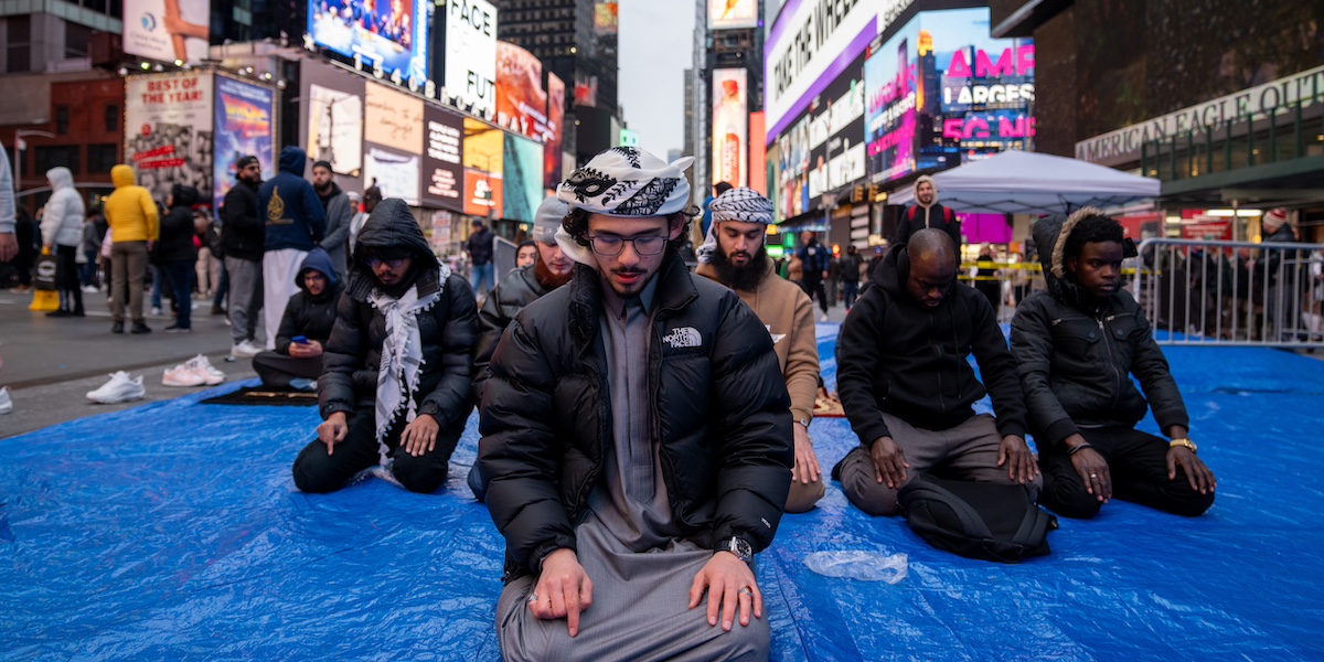 Fedeli musulmani a Times Square, a New York (David Dee Delgado/Getty Images)