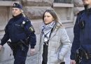 L'attivista ambientalista Greta Thunberg portata via dalla polizia durante una protesta davanti al parlamento svedese