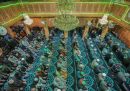 Persone musulmane in preghiera durante il Ramadan