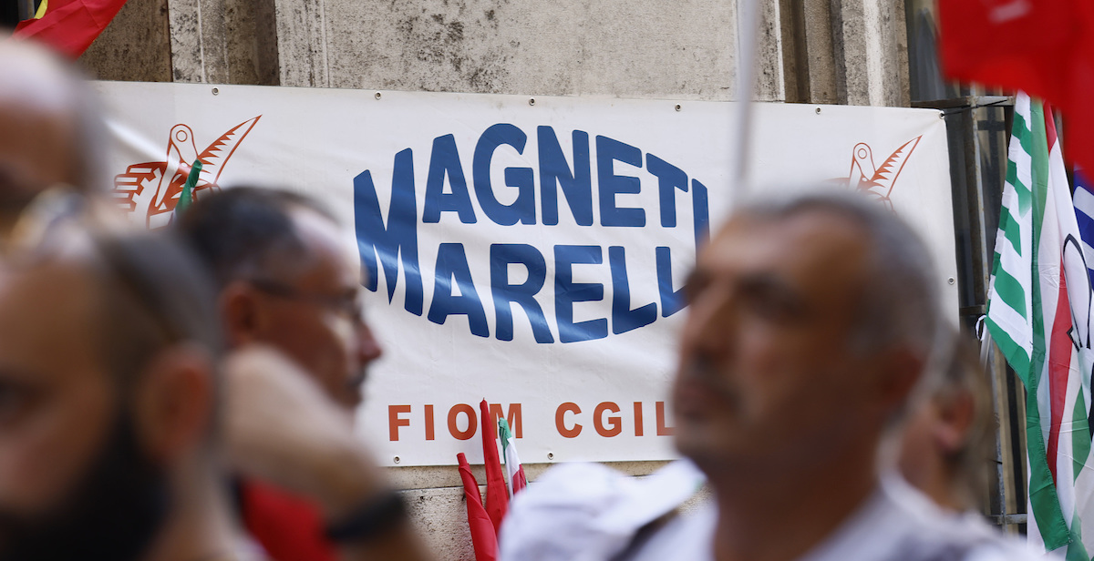 Uno striscione dei sindacati della Marelli durante uno sciopero a Roma