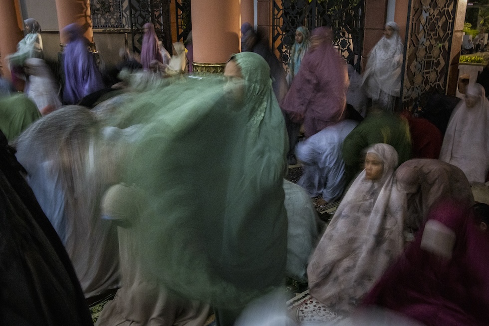 Donne musulmane pregano per il Ramadan