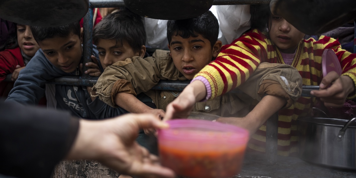 Bambini in coda per ricevere un po' di zuppa a Rafah, il 16 febbraio del 2024