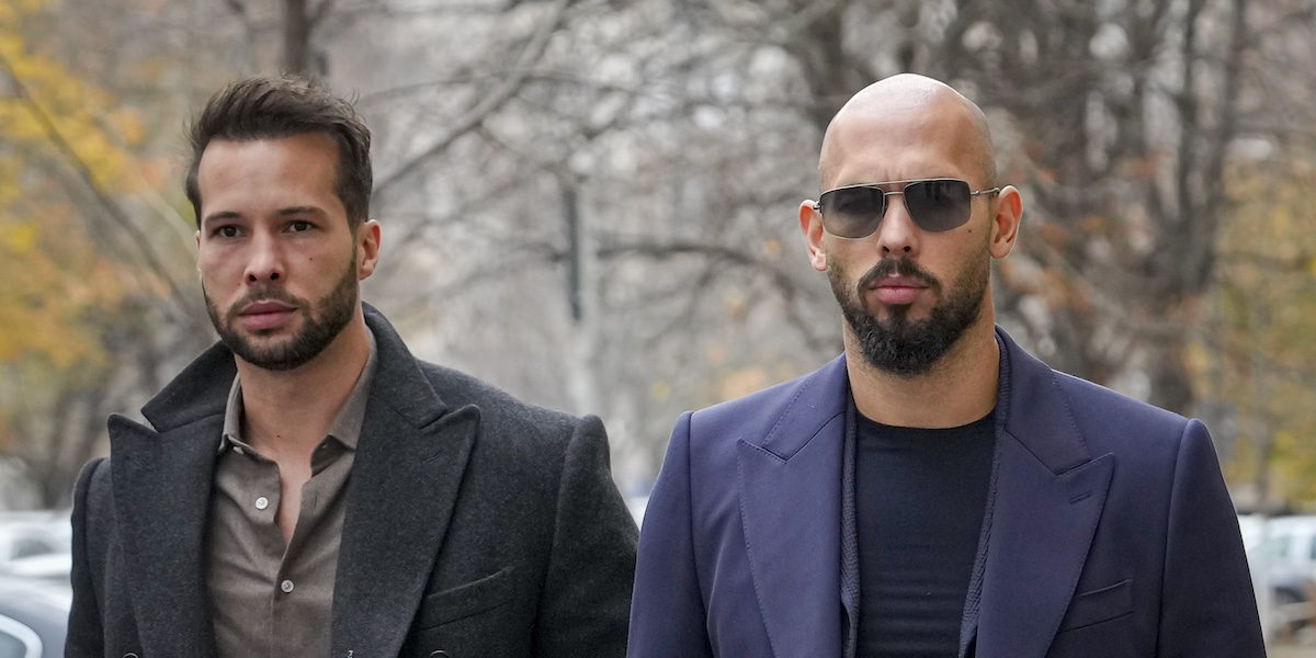 Tristan e Andrew Tate fuori dalla Corte di Appello di Bucarest, 22 dicembre 2023 (AP Photo/Vadim Ghirda)