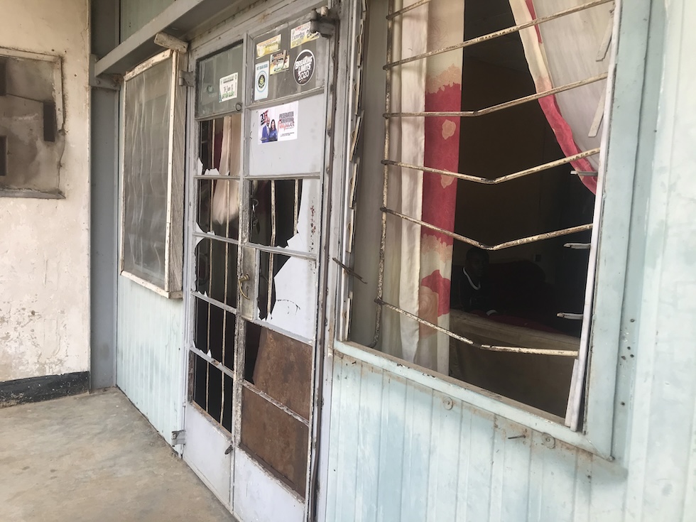 L'alloggio di un'insegnante a Zaria, in Nigeria, poco dopo il suo rapimento, nel 2021, con i vetri della porta e delle finestre rotti 