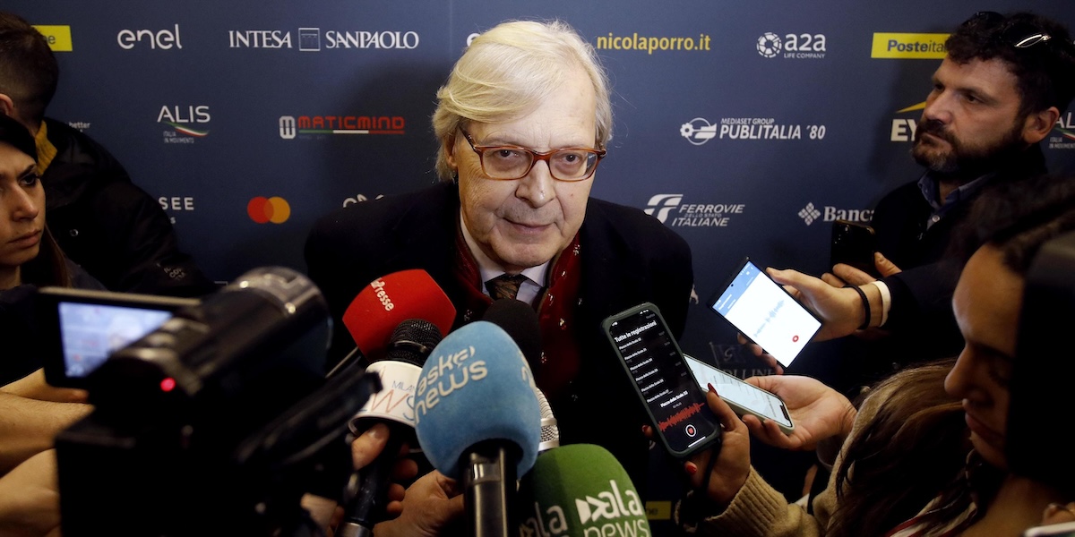 Vittorio Sgarbi davanti a un gruppo di giornalisti col microfono