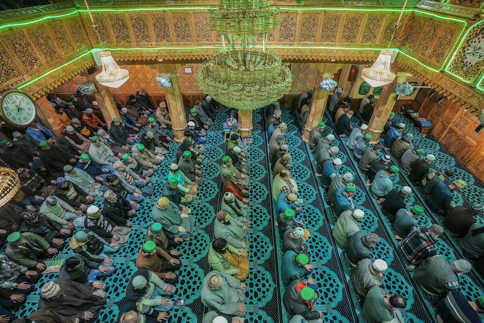 Persone musulmane in preghiera durante il Ramadan
