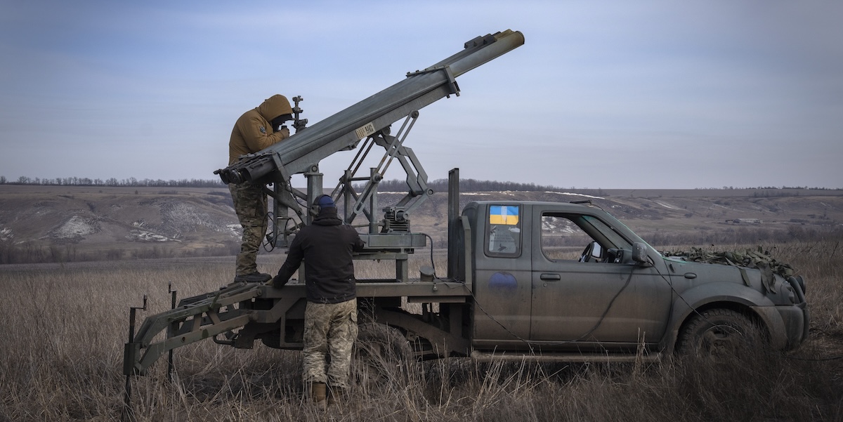 Un sistema lanciarazzi su un veicolo ucraino (AP Photo/Efrem Lukatsky, File)