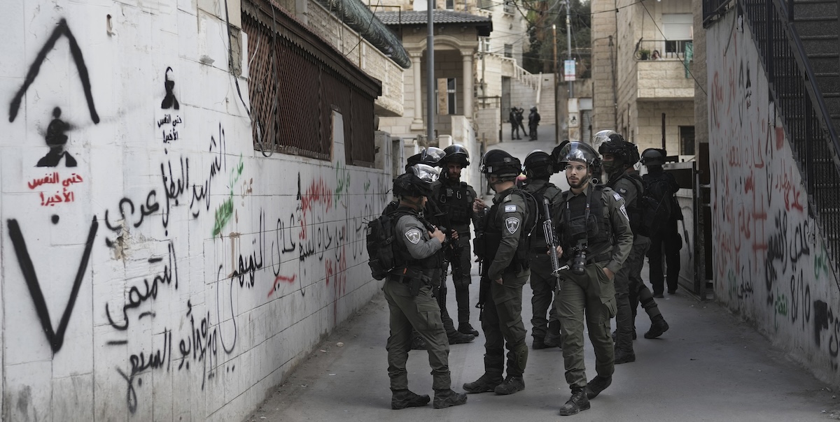 Polizia israeliana vicino al campo profughi di Shuafat (AP Photo/ Mahmoud Illean)