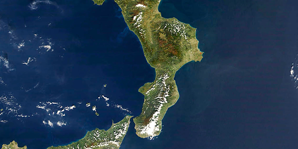 La Calabria fotografata da un satellite della NASA, 29 ottobre 2002 (NASA/Terra Satellite/Getty Images)