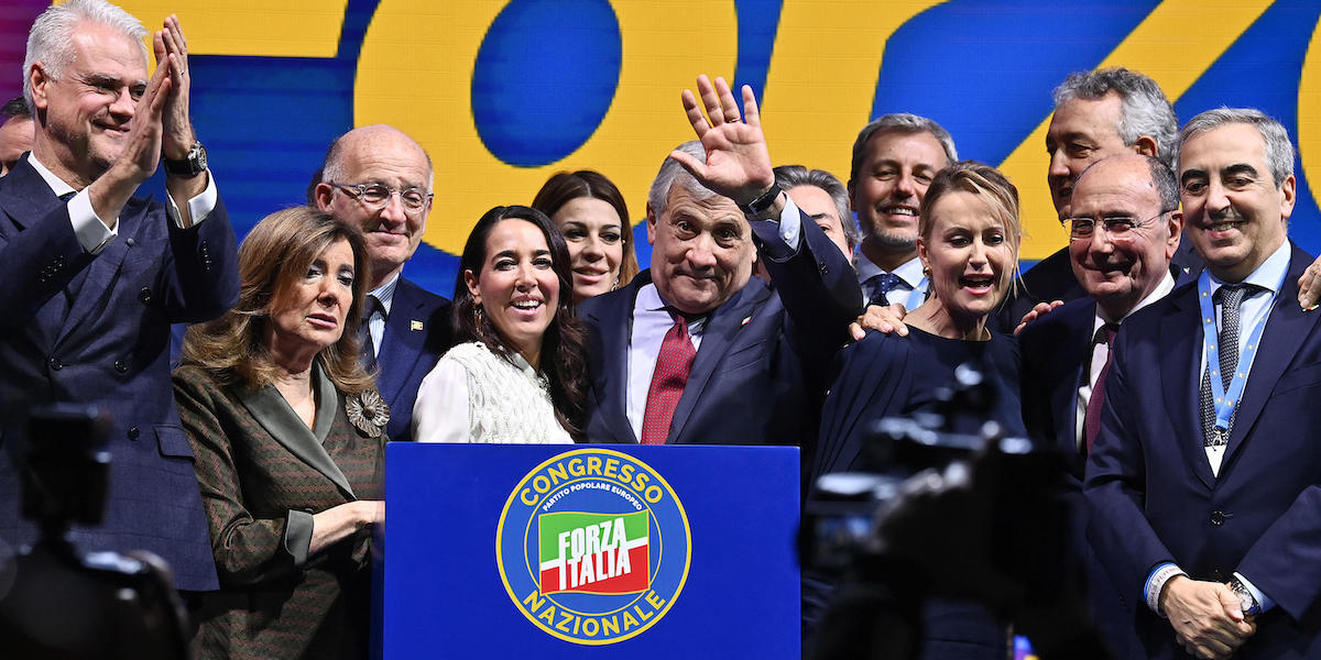 Antonio Tajani con i colleghi di partito durante la seconda giornata del congresso nazionale di Forza Italia a Roma, il 24 febbraio 2024 (RICCARDO ANTIMIANI/ANSA)