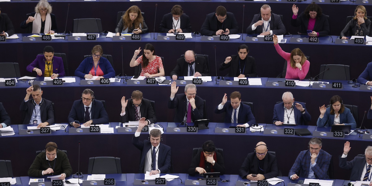 europarlamentari alzano le mani per approvare la legge