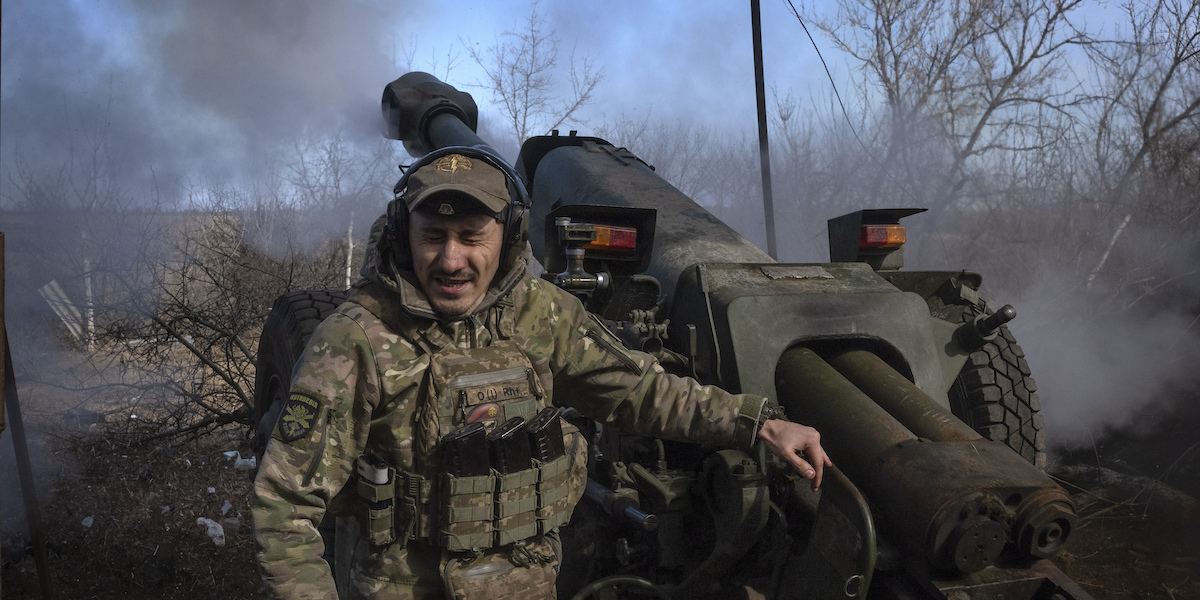 Un soldato ucraino dopo aver azionato un cannone