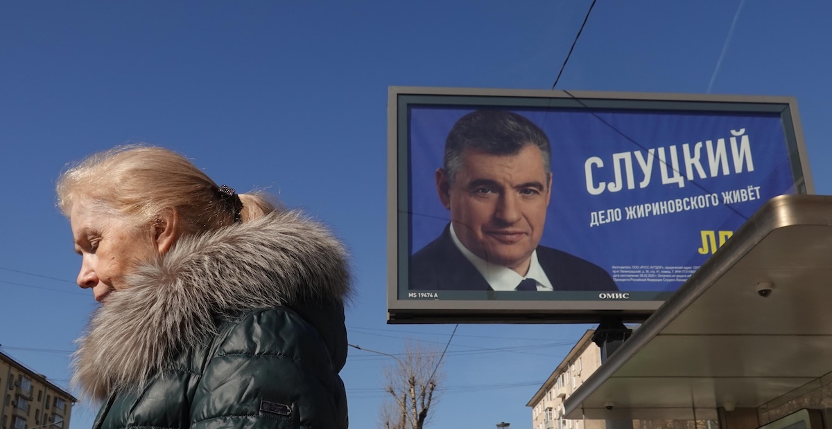 Un manifesto elettorale per Leonid Slutsky (EPA/MAXIM SHIPENKOV)
