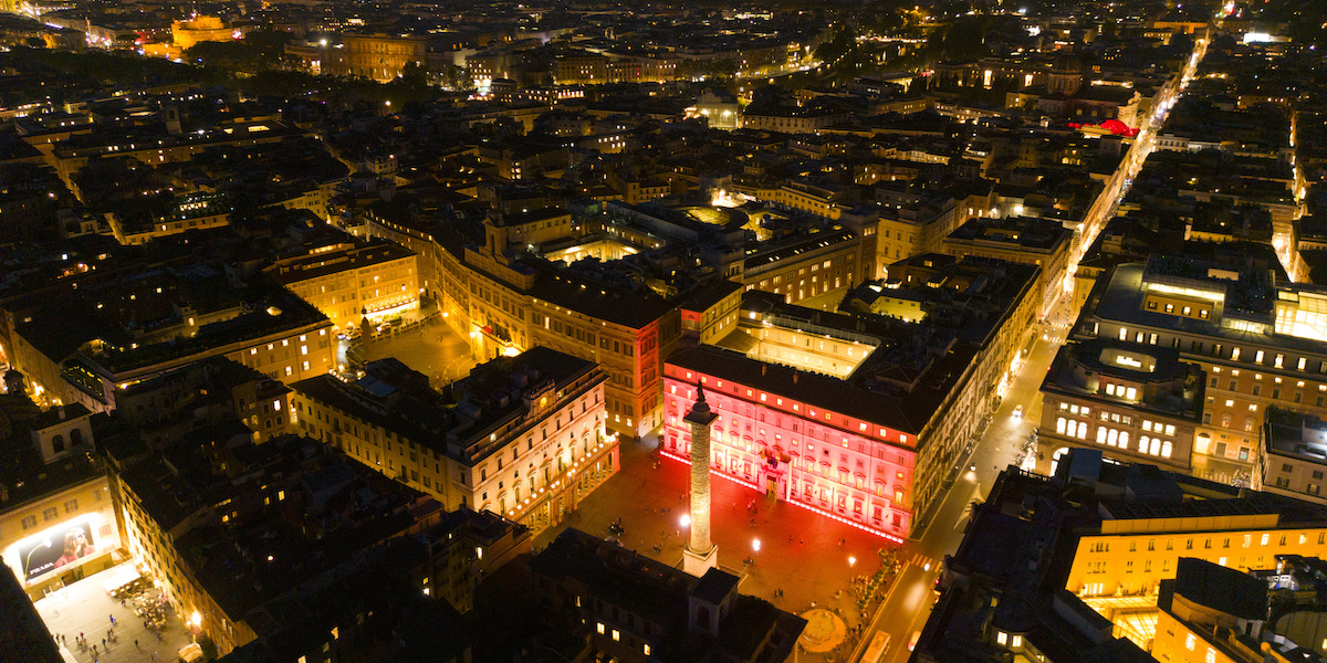Foto dall'alto di Palazzo Chigi illuminato di rosa
