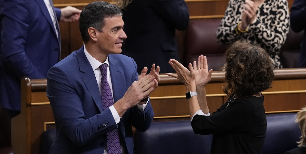 Il primo ministro spagnolo Pedro Sánchez e la ministra delle Finanze Maria Jesús Montero dopo l'approvazione della legge (AP Photo/Manu Fernandez)