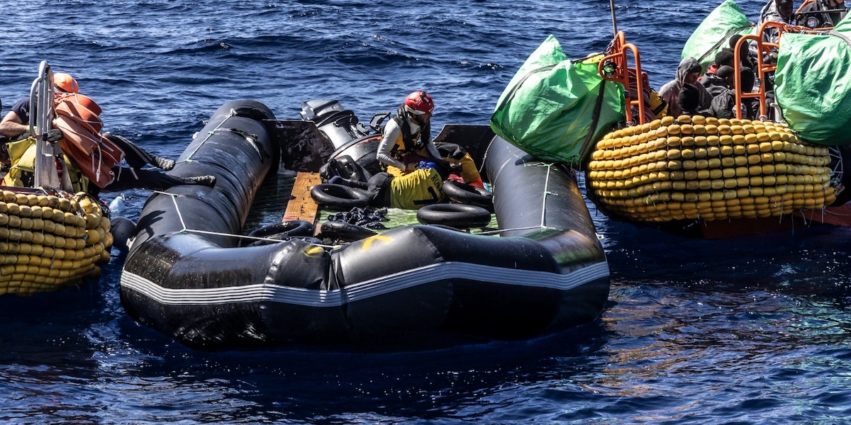 L'operazione di salvataggio da parte del personale di SOS Méditerranée (SOS Méditerranée)