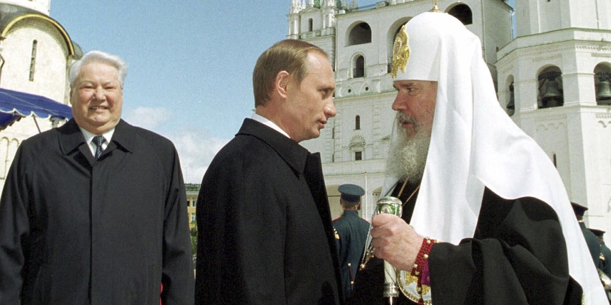 Il patriarca ortodosso Alexi II, con il neoeletto presidente Vladimir Putin e l'ex presidente Boris Eltsin nel 2000 (Sputnik, Kremlin Pool Photo via AP, File)